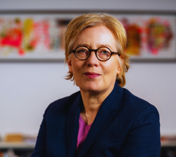 Beate Becker blickt in die Kamera